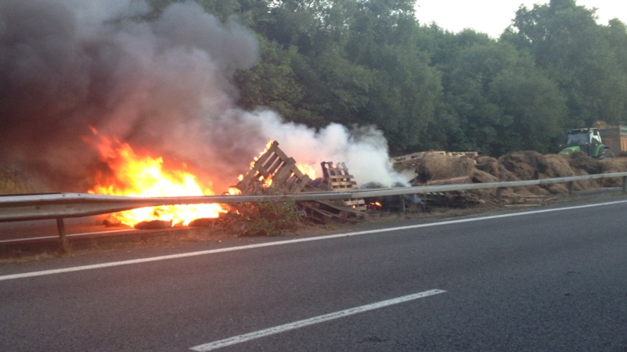 Deux feux de joies aux abords du pont