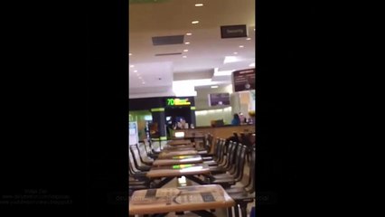 deux femmes se battent dans un centre commercial