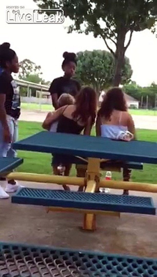 LiveLeak.com - Girl wants to fight other girl while she's holding her baby  - video Dailymotion