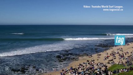 Surfista atacado po dos tiburones durante competencia J-Bay Open.