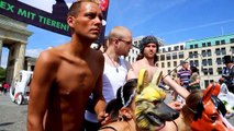 Bund gegen Missbrauch der Tiere: Tiere vor dem Brandenburger Tor vergewaltigt