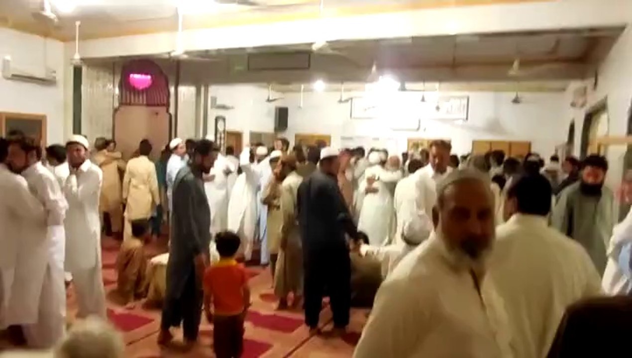 عثمانِ غنی مسجد میں عید ملتے ہوئے