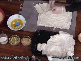 طبق الحلو-بقلاوة بالسميد والمكسرات - منال العالم