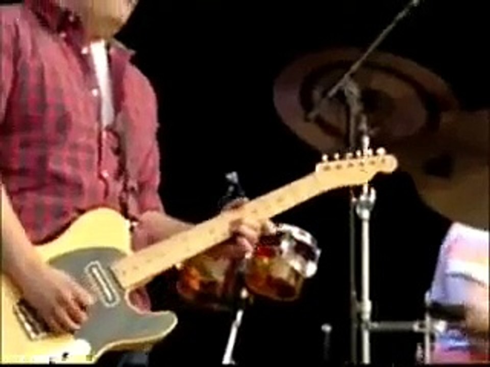 Eddie Vedder & Ben Harper 'Under Pressure' Hard Rock Calling 2010.mp4