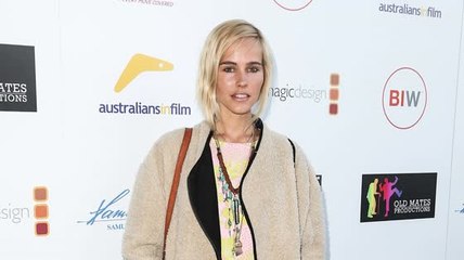 Isabel Lucas con estilo inspirado en los 70's para el lanzamiento de 'That Sugar'