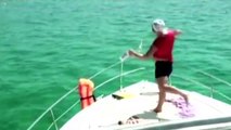 Un gars bourré pense plonger dans la mer... FAIL