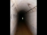 apparition dame verte fantôme dans un tunnel noir de bunker