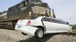 Une limousine coincée à un passage à niveau détruite par un train - Crash violent