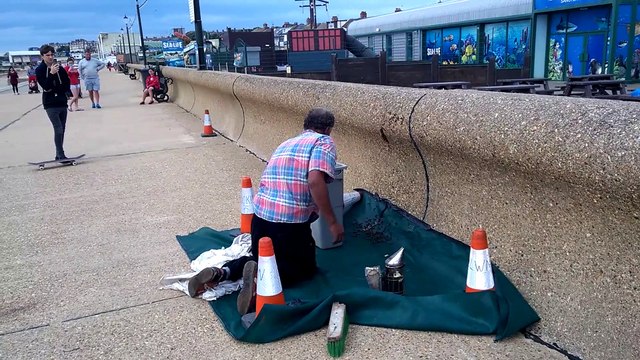 Cet apiculteur vient récupérer un essaim d'abeilles en pleine ville - Impressionnant