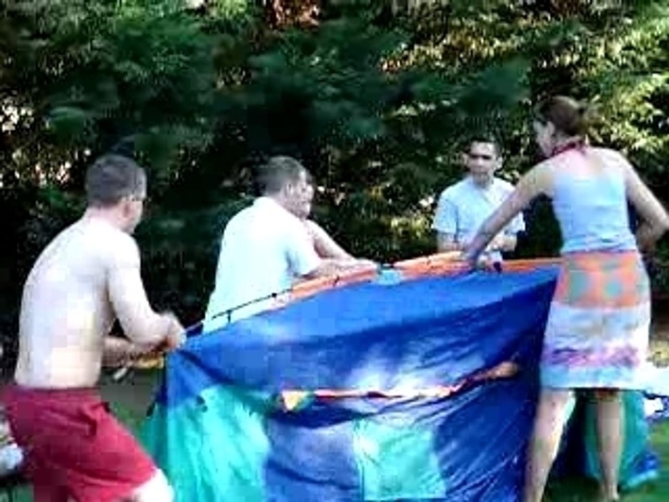 Montage de tente entre boulets