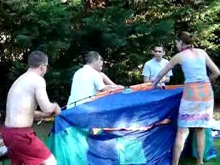 Montage de tente entre boulets