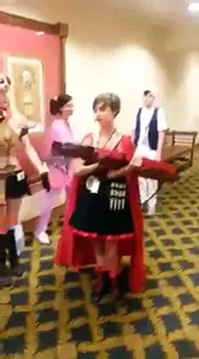 Costume de Cosplay impressionnant avec une Faux géante rétractable