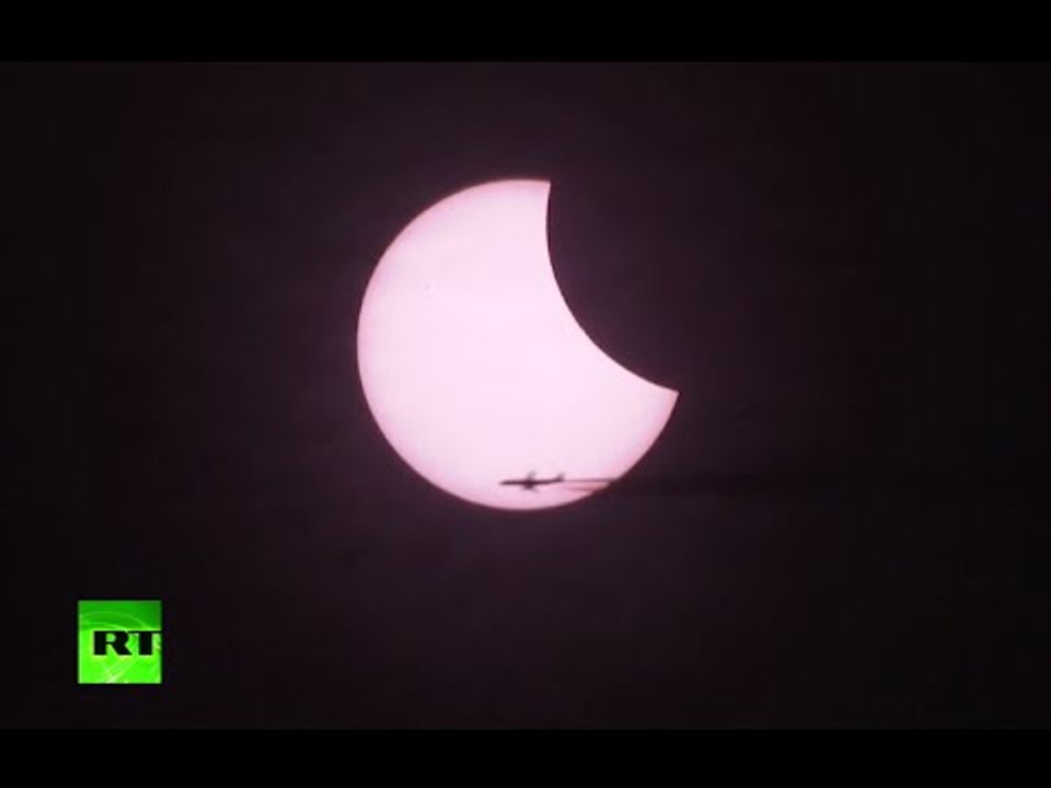 Spectacular: Plane flies in front of solar eclipse over Switzerland