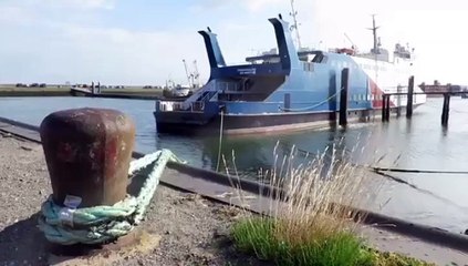 Veerboot in haven van Lauwersoog wacht op een koper - RTV Noord