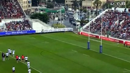 Eric Cantona réussit le challenge de la crossbar au Rugby!