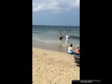 Un couple se baigne avec des cages anti-requins