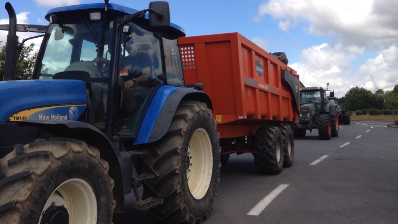 Les agriculteurs en colère bloquent la RN12