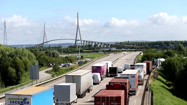 Des éleveurs en colère bloquent le pont de Normandie