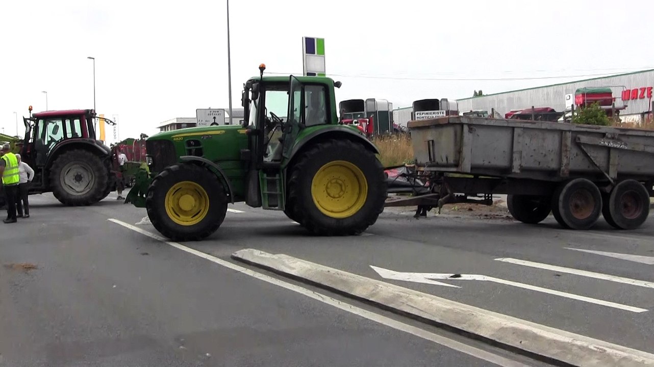 Dinan : la route de Ploubalay bloquée par les agriculteurs en colère
