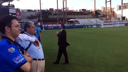 No dejaban a los de la banca acercarse a festejar