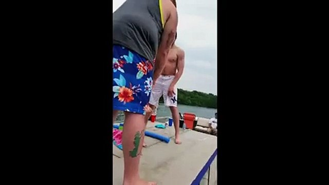 Ne jamais faire confiance à ses amis pour un plongeon