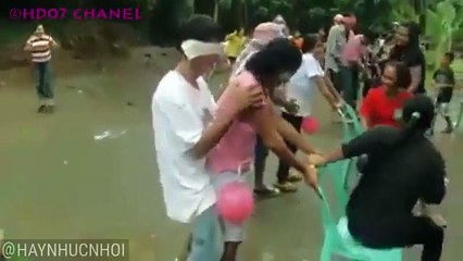 "Xã giao" với bà già! Trò chơi tập thể mất dạy nhất từ trước tới nay!