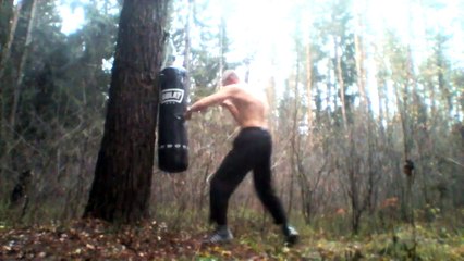 тренировка, удары по подвесной боксёрской груше