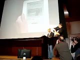 Jeff Bezos demos newspaper on Kindle 2