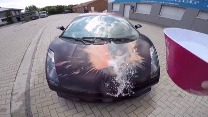 Regardez ce qui se passe quand on mouille la peinture de cette voiture !