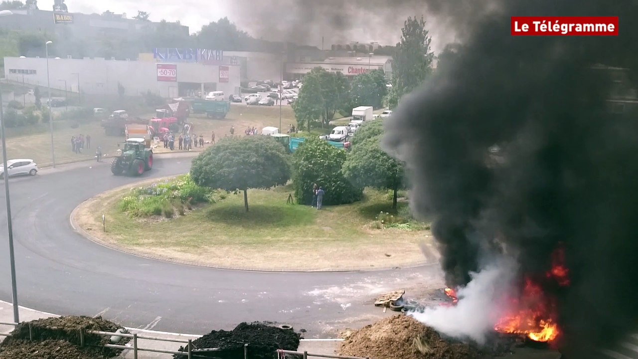 Quimper. Les tracteurs libèrent la RN165 et se dirigent vers Carrefour et Géant
