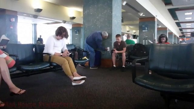 Il colle des fausses prises électriques aux murs d'un aéroport !