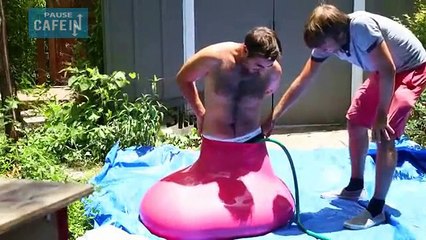 Voici un homme de 1m80 dans un ballon d'eau de 1m80