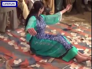 AIMA KHAN KA LOCAL MUJRA || WEDDING DANCE