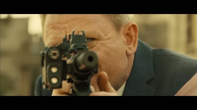 James Bond enflamme ses ennemis avec son Aston Martin DB10