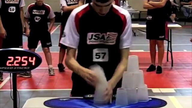 Nouveau record du monde de Cup Staking - empilement de gobelets