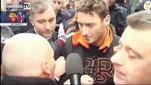Bloccano il bus della Roma, Totti scende a parlare con i lavoratori