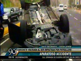 Miraflores: Patrullero chocó contra un auto y lo volteó (VIDEO)