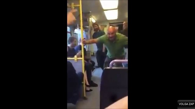 Un mec bourré met l'ambiance dans un train