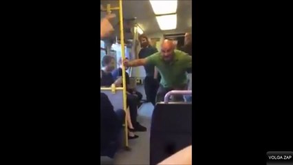 Un mec bourré met l'ambiance dans un train