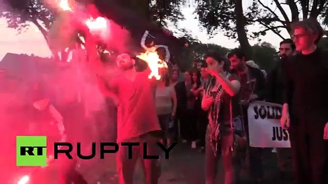 Así fue como kurdos quemaron la bandera del Estado Islámico en Londres