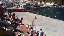 Tourada à Corda (São Jorge, Açores): TOURO CAI AO MAR