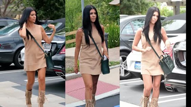 Kourtney Kardashian sieht heiß aus, als sie mit ihrer Familie essen geht