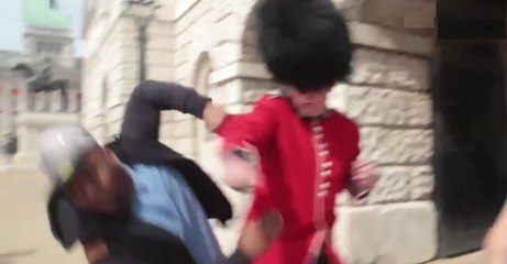 Un garde royal fracasse un touriste qui l'embête