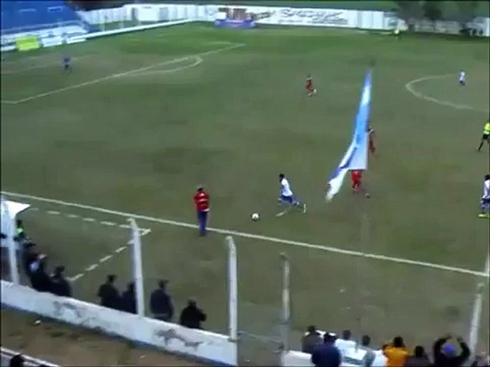 L'entraîneur Pablo Martel tacle un joueur adverse