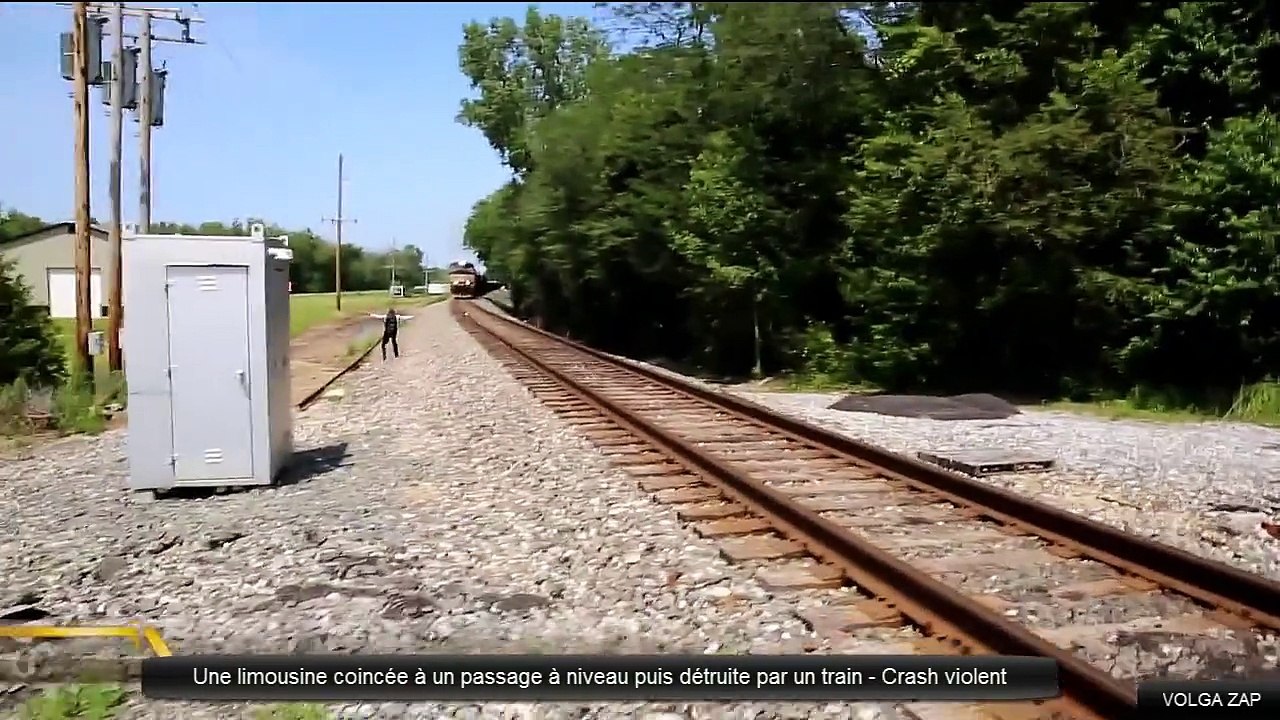 Une limousine coincée à un passage à niveau puis détruite par un train - Crash violent
