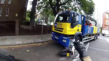 Vea cómo un motorizado se salvó de ser aplastado por camión