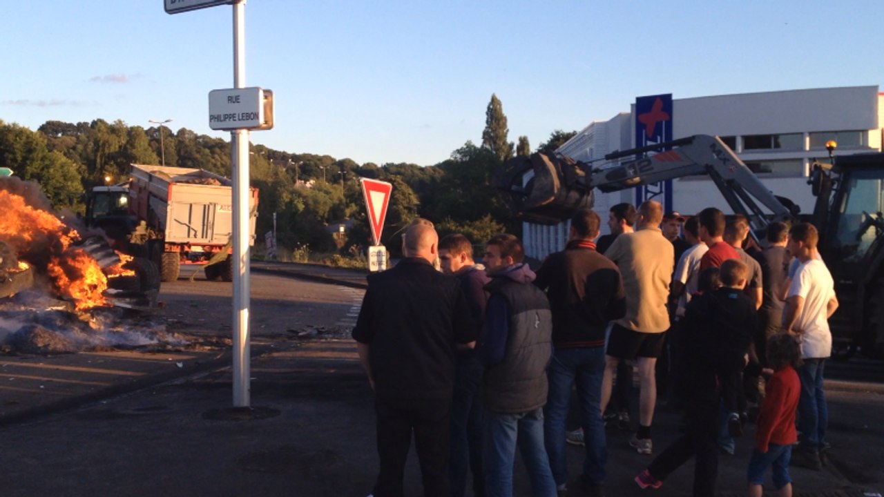 Les agriculteurs prennent position devant Entremont