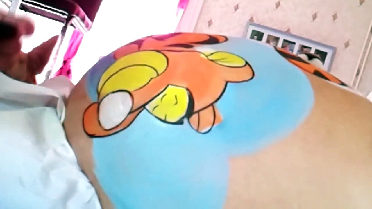 Body painting peindre sur le ventre femme enceinte motif Winnie.