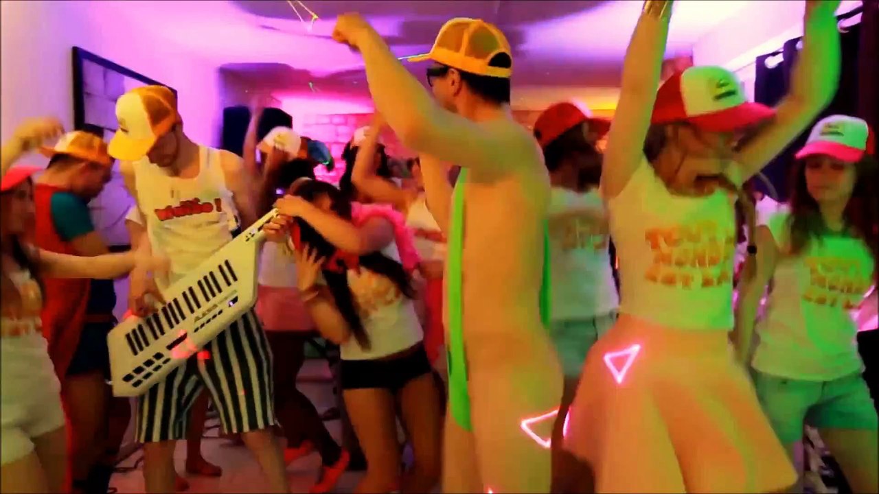 CLIP OFFICIEL Tube de l'été HUMOUR 2014 _) Tout le monde est là [ZoukA]