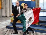 JOVEN IRRUMPE CON BANDERA DE MEXICO EN PREMIO NOBEL